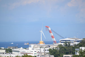 巨大な洋上風車