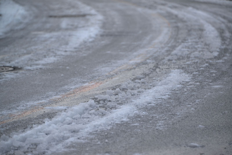 道路は凍り付いてガチガチ