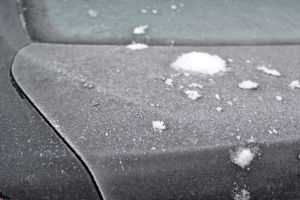 家の前を雪かき、車の雪も