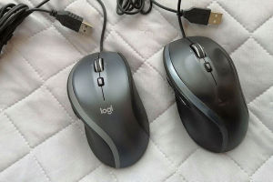 左が昨日購入したマウス、右は4年使用してきたので