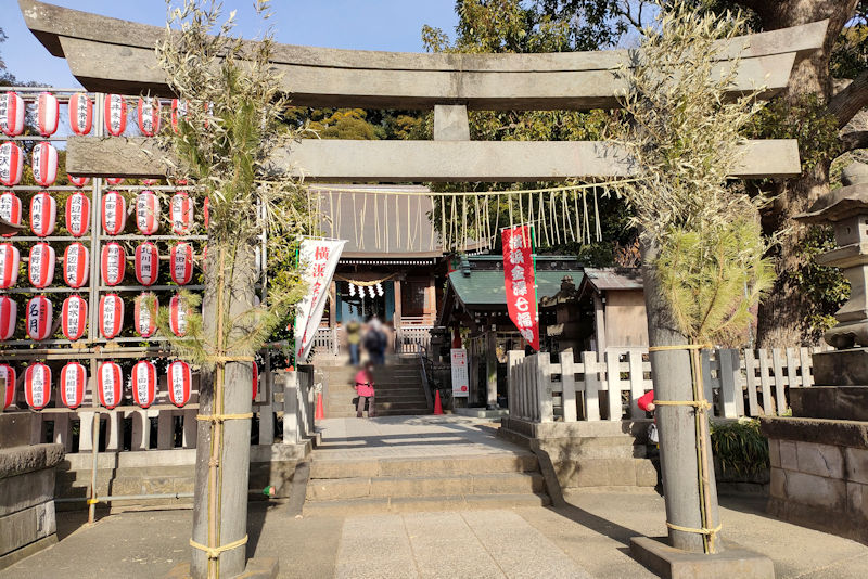 国道16号線に面した瀬戸神社の鳥居