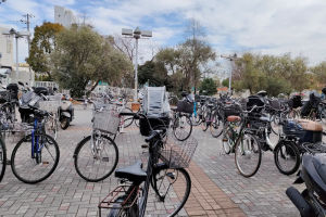 広場に自転車がフリーに置かれています
