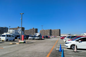 屋上駐車場と青空