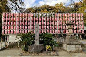 神社前に飾られている提灯