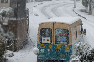 雪の中を走るヤマト運輸の車両