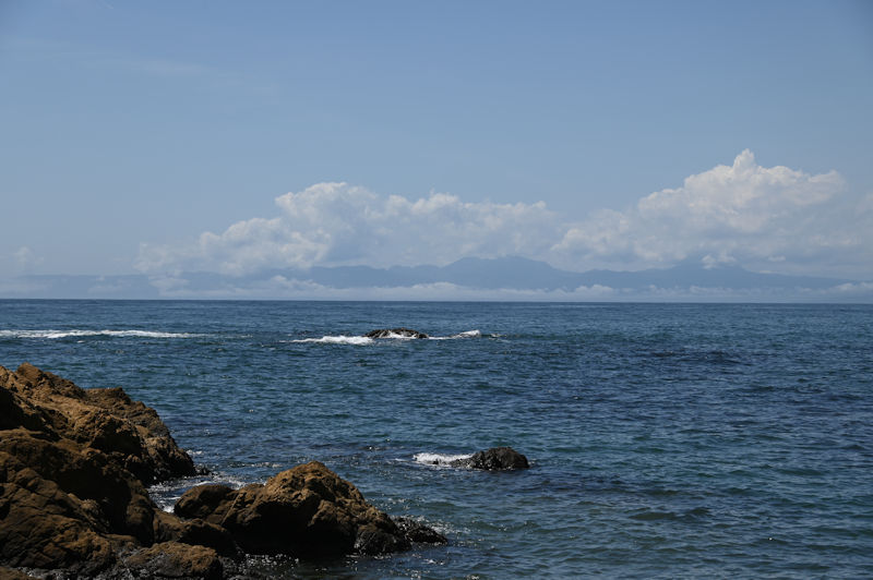 相模湾の先にみえる伊豆半島