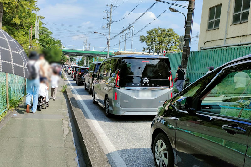 帰りは駅へ急ぐ人で混雑