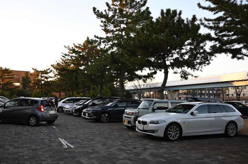 駐車場はとても混んで