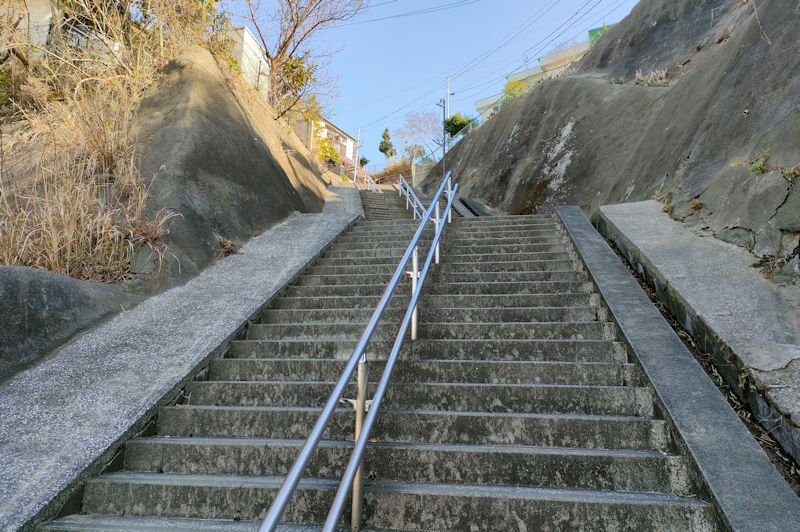 駅から少し離れた急な石段