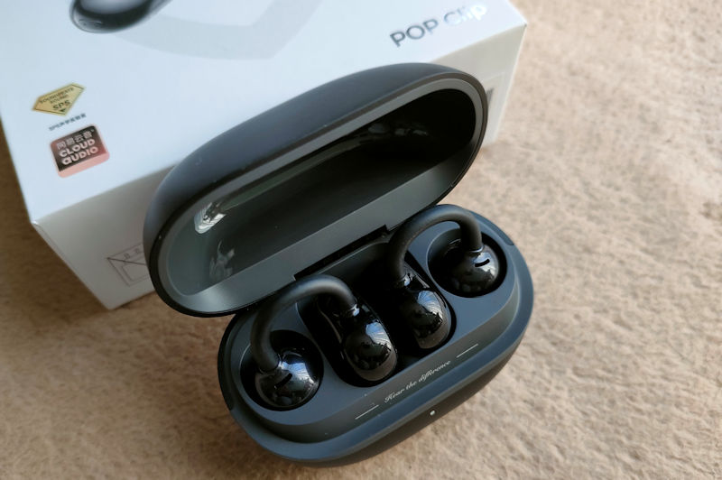 左右を気にせず充電ケースに