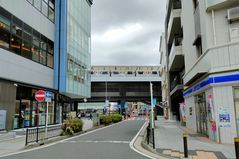 中央はシーサイドライン金沢八景駅