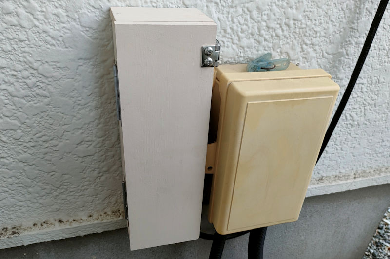 細長い屋外コンセントカバー