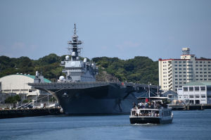 軍港めぐりの船と巨大な護衛艦「かが」
