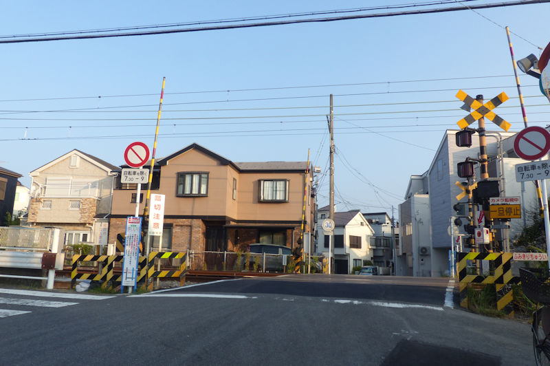 踏切の下り線側から