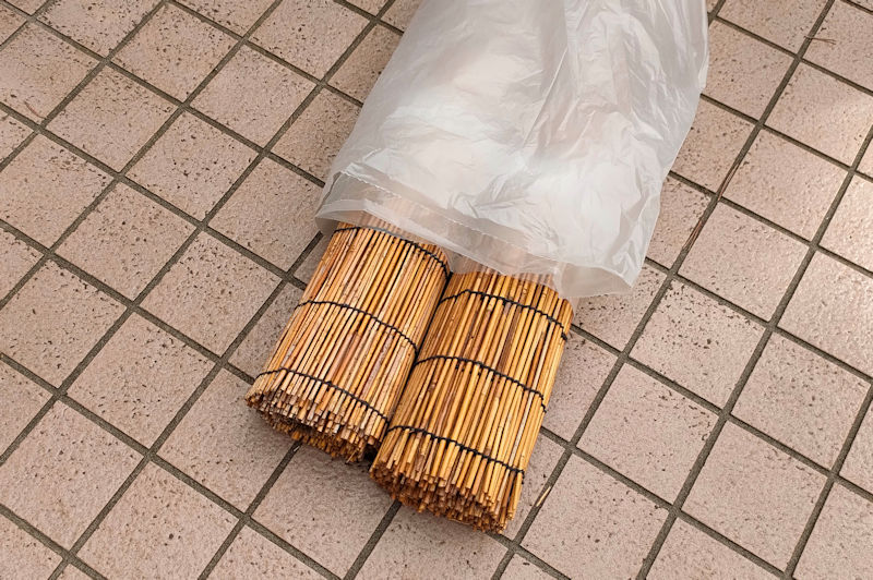 すだれは2本ビニールの袋に入れて